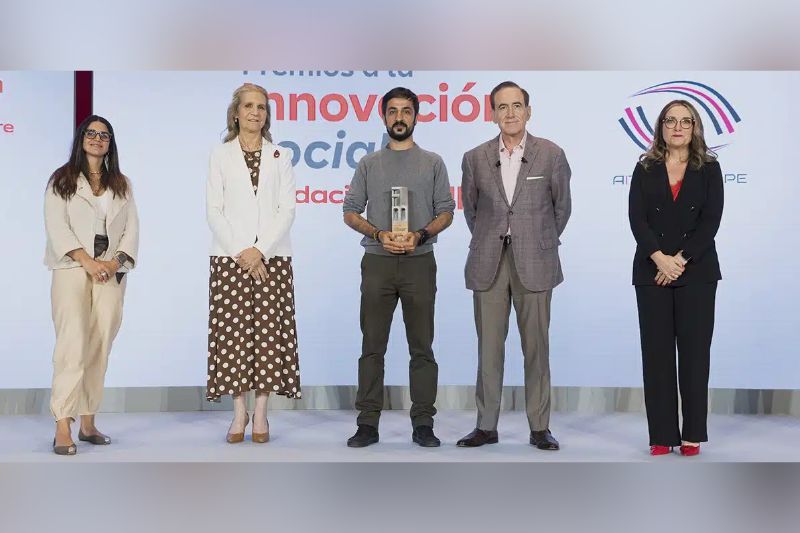 Entrega do Prêmio ao representante do Aitheroscope, Jesús Prada (ao centro), na cerimônia em Madrid, Espanha, ao lado da Infanta Dona Elena e do presidente da Fundación Mapfre, Antonio Huertas.