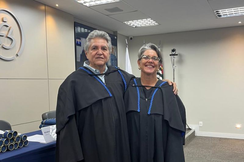 Liliana Caldeira junto ao Tecnólogo em gestão de seguros da ENS - professor José varanda na colação de grau de 138 alunos nas instalações da ENS em São Paulo
