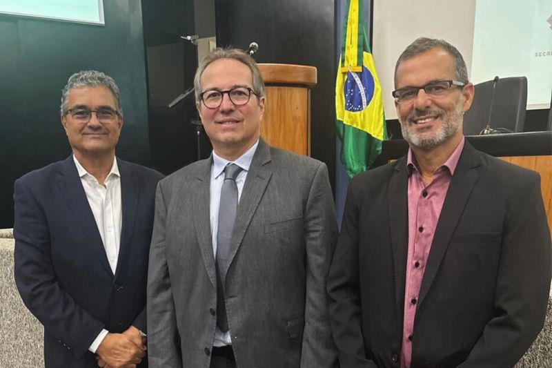 Marcílio Otávio Nascimento Filho, diretor de Regulação Prudencial e Estudos Econômicos (DIRPE), da Susep, entre o diretor-executivo da FenaCap, Natanael Castro, e o superintendente executivo da entidade, Gilberto Figueira