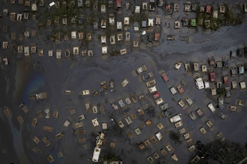 Carros no pátio do Detran de Porto Alegre cobertos pelas águas da inundação do lago Guaíba - Bruno Santos - 19.mai.24Folhapress